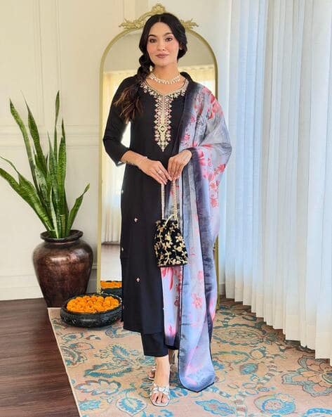 Women Embroidery Kurta Set