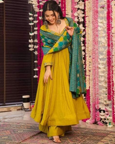 Women Embellished Straight Kurta Suit Set