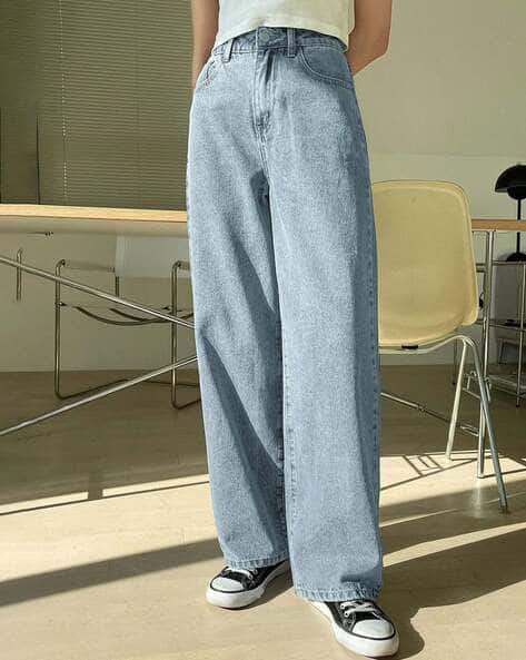 Women Boyfriend Jeans with Insert Pockets